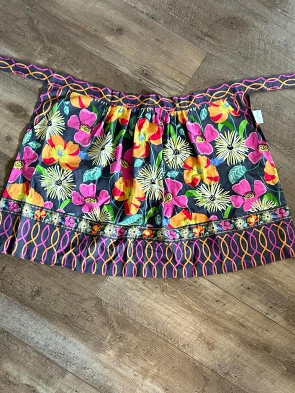 Jazzy blooms Vera Bradley Vibrant Floral Apron with Colorful Border tie back